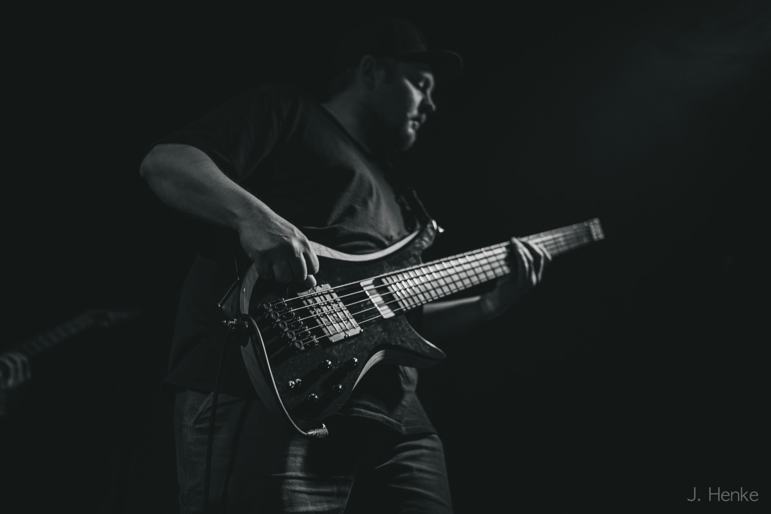 Henrik plays Constance 5 string headless bass side