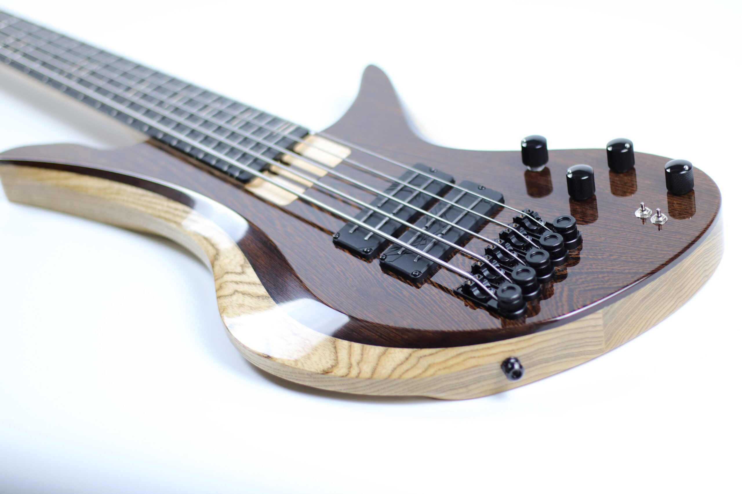 constance 7 string headless guitar swamp ash top holighaus pickups closeup